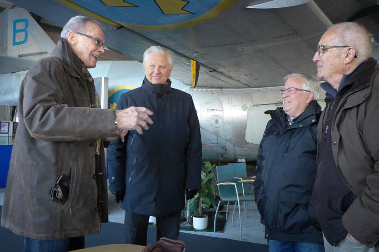 Birger Östling t v, och Jan Mattson vid F11 Museums S 29 Tunnan, berättar för K-B Söderberg och Gunnar Wolving  berättar om spaningsflygningarna i samband med inspelningen av filmen.  Foto: Joachim Smith