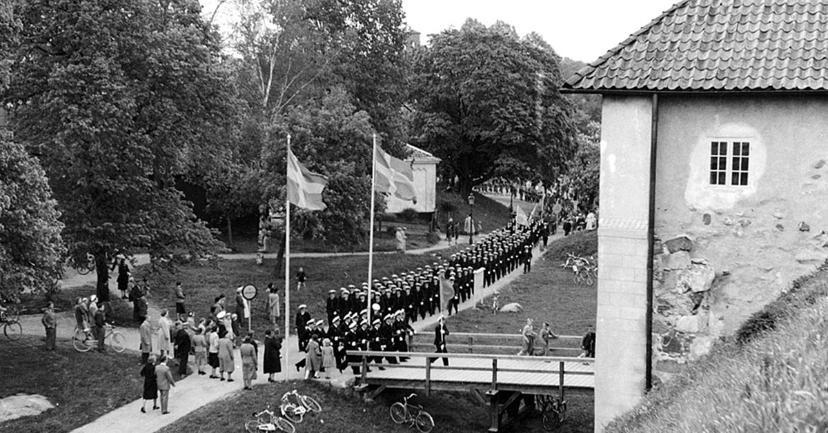 Musikkåren och fanvakten deltog alltid i firandet av Svenska Flaggans Dag vid Nyköpingshus. Bilden visar inmarschen över bron till slottet 1952.