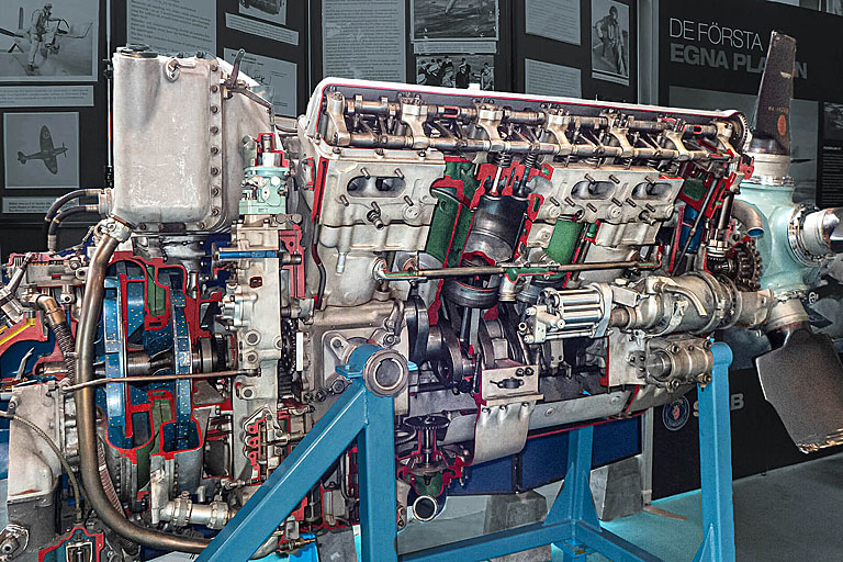 Rolls Royce Griffon 66 hyllar många som kungen av flygande kolvmotorer. Med 2 035 hästkrafter gav den S 31 Spitfire prestanda, som lät F 11-förare ostraffat fotospana över Ryssland och baltstaterna.
Även stjärnmotorn STWC-3 och motorer till utställda flygplan hittar du i Flyghallen. Data och detaljer får du i appen!